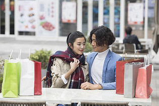 男女情侣在商场疯狂购物图片