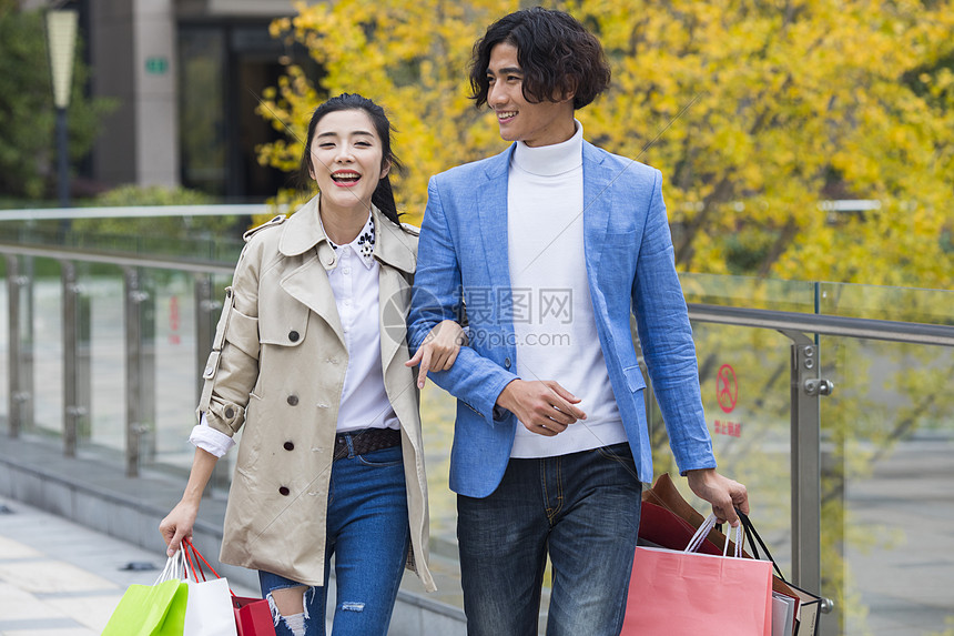 男女情侣在商场疯狂购物图片