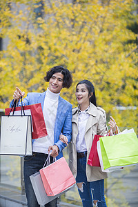 男女情侣在商场疯狂购物图片