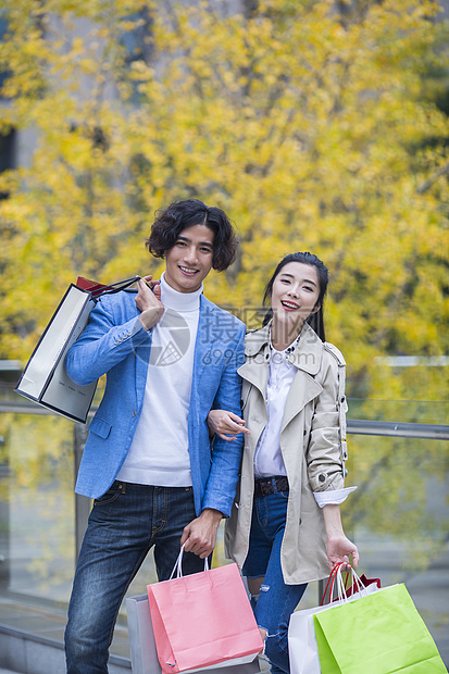 男女情侣在商场疯狂购物图片