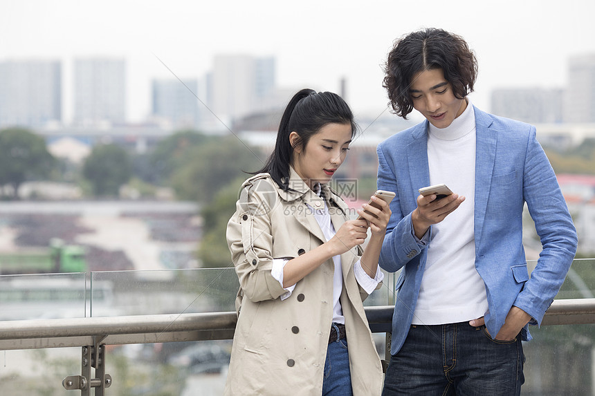 男女情侣在商场疯狂购物图片