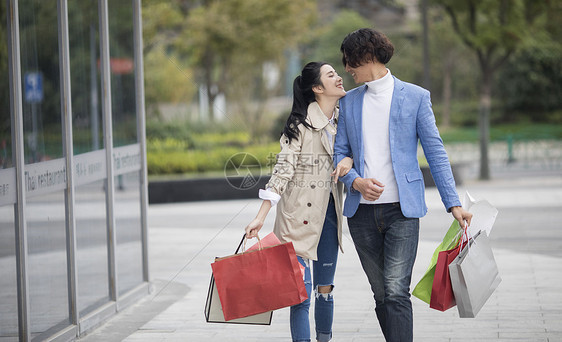 男女情侣在商场疯狂购物图片