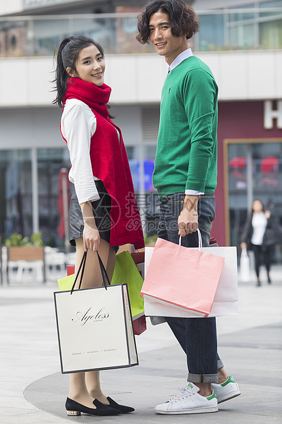 男女情侣在商场疯狂购物图片