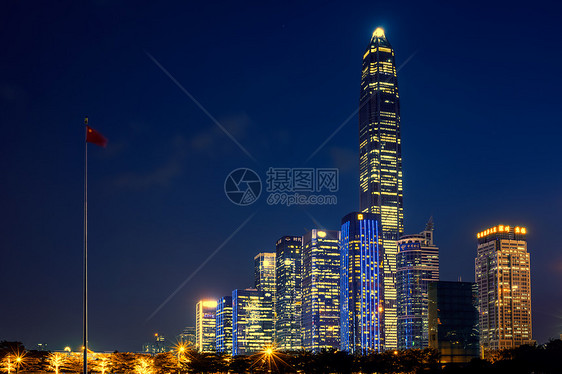 国旗与高楼大厦夜景图片