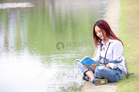 池塘边看书的长发女生图片