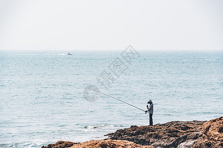 海边钓鱼的人图片