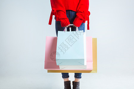 时尚女性手拎购物袋棚拍图片