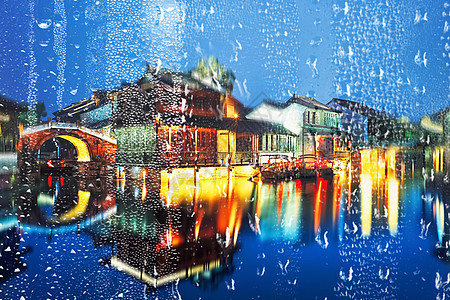 古镇下雨的夜景和倒影图片