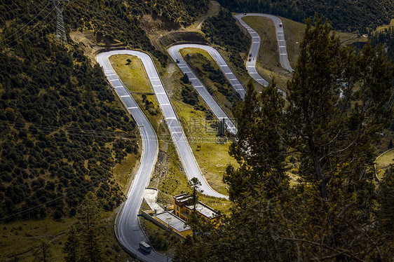 弯曲的盘山公路图片