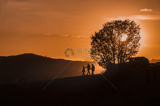 内蒙古坝上草原夕阳下的摄影人图片