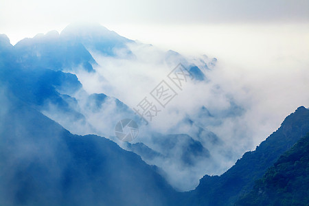 云雾迷漫山脉图片