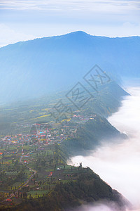 印尼火山群布罗莫火山村庄背景