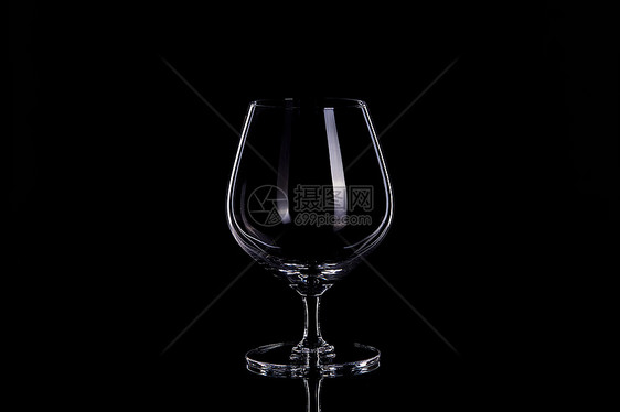  酒杯 黑底图图片