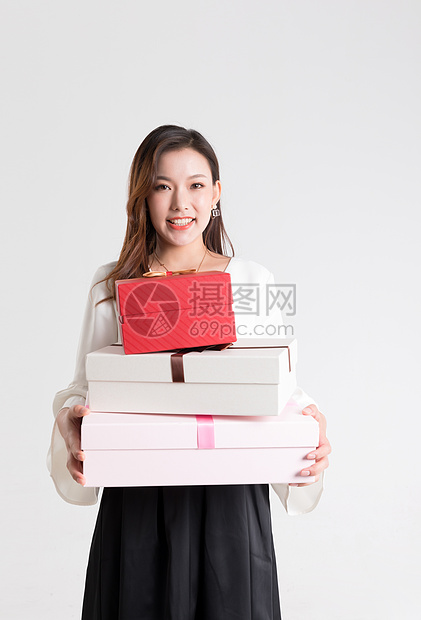 年轻女性抱着礼物盒图片