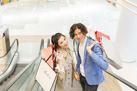 年轻夫妻在快乐的购物图片