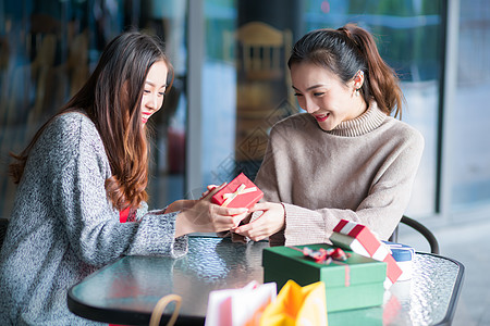 女性商业中心购物图片