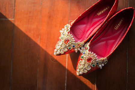 阳光下的红色婚鞋图片