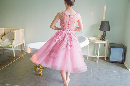 穿粉色礼服的女生背影背景图片