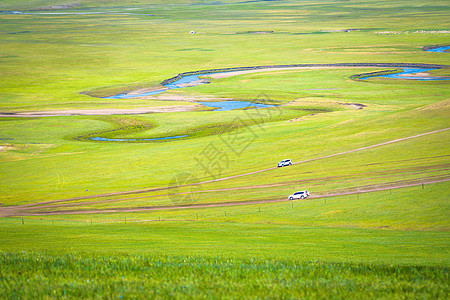 内蒙古呼伦贝尔草原上汽车驰骋高清图片