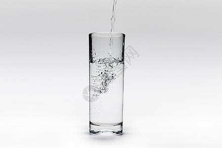 流动水倒一杯水产生了水泡和气泡背景