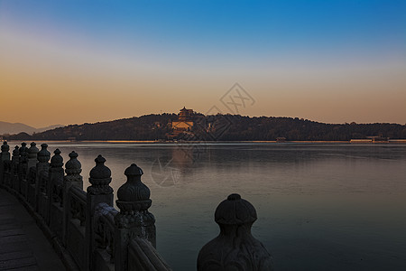 桥边湖泊上佛香阁背景图片