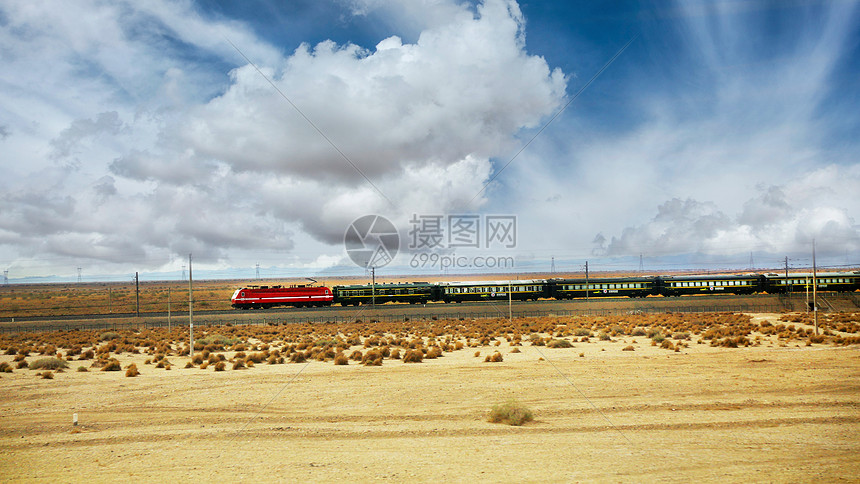 甘肃敦煌戈壁滩上前行的火车图片