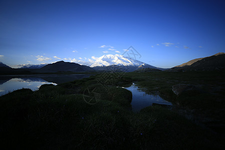 雪山、慕士塔格峰、湖面图片