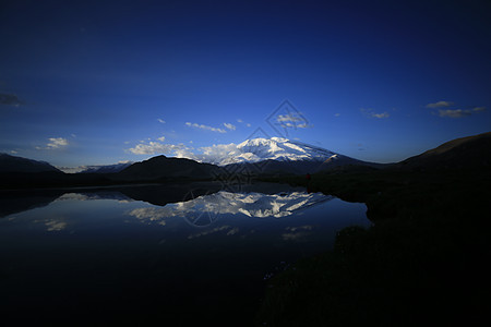 雪山、慕士塔格峰、湖面图片