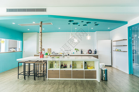 个性化色彩鲜艳的开放式厨房背景图片