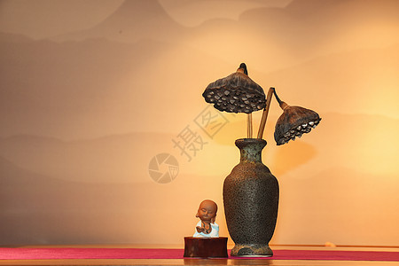 欧式花瓶一桌摆设的茶席和小沙弥背景