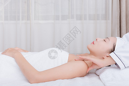 美女照片.美容师给美女顾客按摩背景