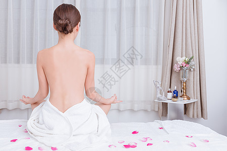 商务女性展示动作美容养生美女在做瑜伽背部背景