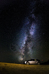 银河下的车图片