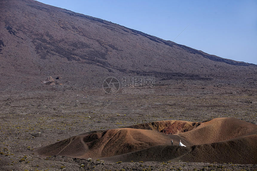 火山上的婚纱照图片