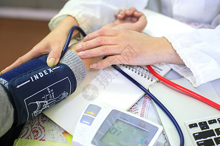 医疗服务中的量血压背景图片