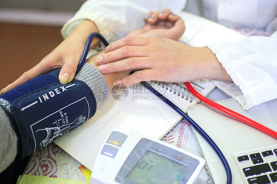 医疗服务中的量血压图片