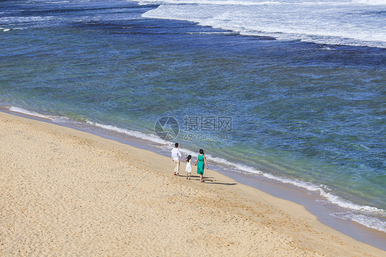 海滩度假的一家人图片