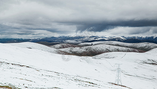 川西高原上辽阔的雪山图片