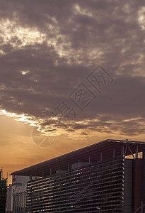 夕阳下的建筑图片