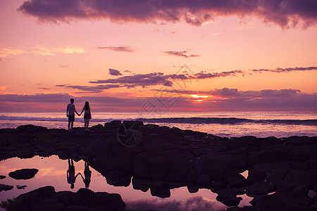 浪漫背景夕阳下的情侣背景