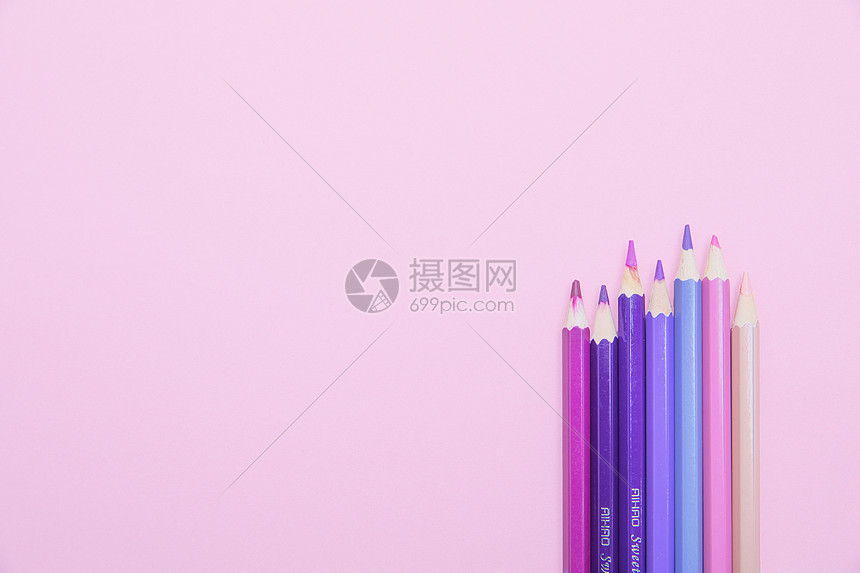  粉色系的彩色铅笔图片