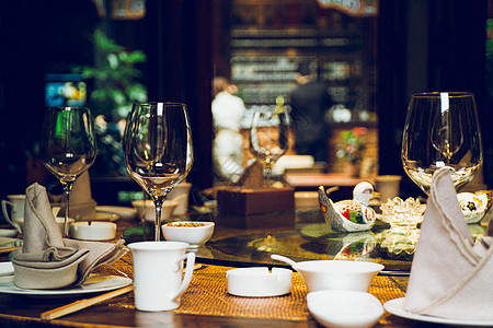 餐桌上美食餐桌上的红酒杯背景
