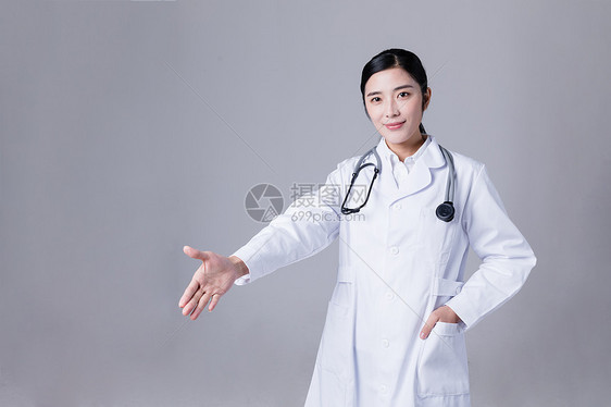 年轻医生握手动作图片