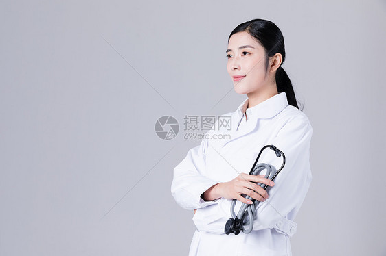 女医生手拿听诊器图片