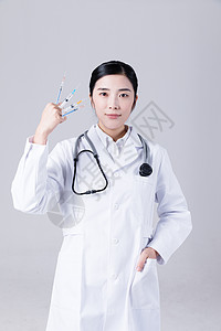 年轻女医生手拿针管图片