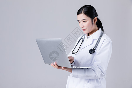 年轻医生操作笔记本电脑图片