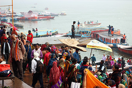 印度著名旅游景点恒河沐浴图片
