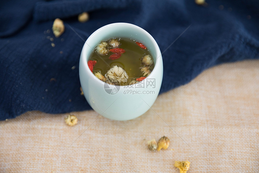 菊花枸杞养生茶俯视图图片