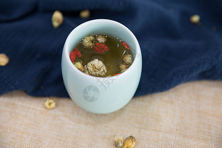 菊花枸杞养生茶在桌面上图片