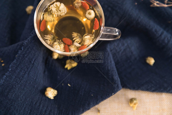 菊花枸杞养生茶在画面上面图片